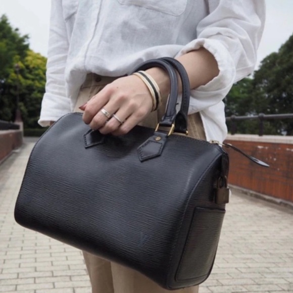 Authentic Louis Vuitton Epi black leather Speedy 25 bag - Picture 1 of 16
